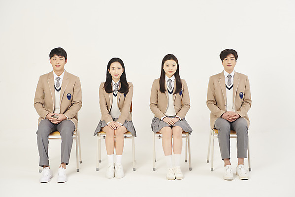 포토 JPG 스튜디오촬영 전신 학생 여자 남자 교복 의자 학교 청소년 고등학생 실내 미소 앉기 여러명 앞모습 10대 친구 스쿨라이프 십대라이프스타일 한국인 십대만 베이지색배경 국내포토 라이프스타일 옷 교육 뷰포인트 가구 다수 백그라운드 관계 모션 표정 사람 동양인 내부 베이지색 파일형식