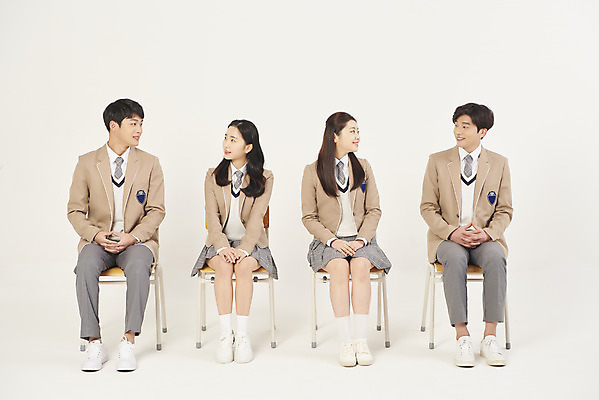 포토 JPG 스튜디오촬영 전신 학생 여자 남자 교복 의자 학교 청소년 고등학생 실내 미소 앉기 여러명 앞모습 10대 친구 스쿨라이프 마주보기 십대라이프스타일 한국인 십대만 베이지색배경 국내포토 라이프스타일 옷 교육 뷰포인트 가구 다수 백그라운드 관계 모션 표정 사람 동양인 내부 베이지색 파일형식