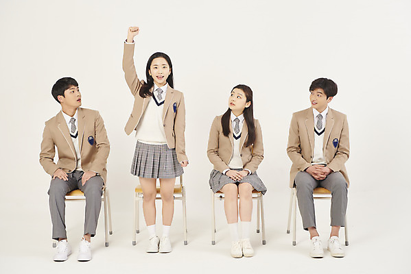 포토 JPG 스튜디오촬영 전신 학생 응시 여자 남자 교복 의자 학교 청소년 고등학생 실내 서기 앉기 여러명 앞모습 10대 친구 스쿨라이프 손들기 십대라이프스타일 한국인 발표 십대만 베이지색배경 국내포토 라이프스타일 시선 옷 교육 뷰포인트 가구 다수 백그라운드 관계 모션 사람 동양인 내부 베이지색 파일형식