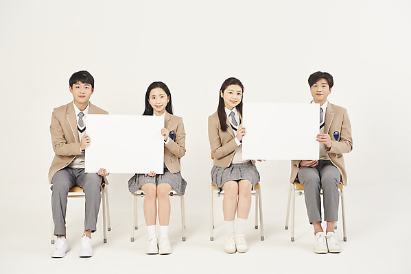 포토 JPG 스튜디오촬영 전신 학생 배너 여자 남자 교복 의자 학교 청소년 고등학생 사각프레임 실내 미소 들기 앉기 여러명 앞모습 10대 친구 스쿨라이프 십대라이프스타일 한국인 십대만 베이지색배경 국내포토 라이프스타일 옷 교육 뷰포인트 가구 다수 백그라운드 관계 모션 프레임 표정 사람 동양인 내부 사각형 베이지색 파일형식
