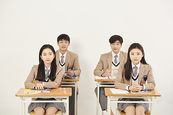 포토 JPG 스튜디오촬영 학생 여자 남자 교복 학교 청소년 고등학생 수업 실내 미소 앉기 여러명 상반신 앞모습 10대 친구 스쿨라이프 십대라이프스타일 한국인 집중 책상 십대만 베이지색배경 국내포토 라이프스타일 옷 교육 뷰포인트 가구 다수 백그라운드 컨셉 관계 모션 표정 사람 동양인 내부 베이지색 파일형식