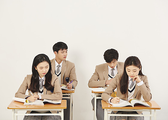 포토 JPG 스튜디오촬영 학생 여자 남자 교복 학교 청소년 고등학생 수업 실내 들기 앉기 여러명 상반신 앞모습 10대 책 친구 스쿨라이프 십대라이프스타일 턱괴기 한국인 집중 책상 십대만 베이지색배경 국내포토 라이프스타일 옷 교육 뷰포인트 가구 다수 백그라운드 컨셉 관계 모션 사람 동양인 내부 베이지색 파일형식