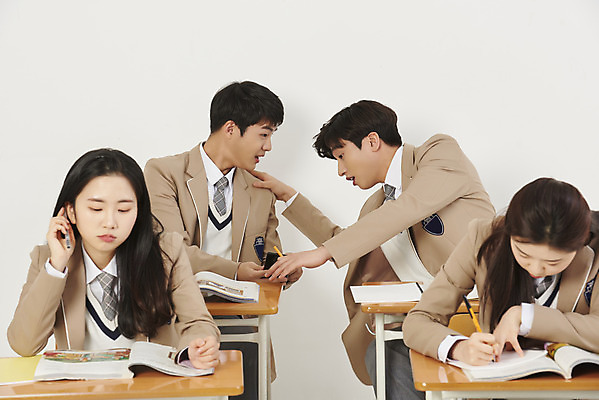 포토 JPG 스튜디오촬영 학생 여자 남자 교복 장난 학교 청소년 고등학생 수업 실내 들기 여러명 상반신 앞모습 10대 책 친구 스마트폰 스쿨라이프 십대라이프스타일 한국인 기록 책상 십대만 베이지색배경 어깨에손 국내포토 라이프스타일 옷 교육 뷰포인트 가구 다수 백그라운드 관계 모션 사람 동양인 내부 핸드폰 스마트기기 베이지색 파일형식