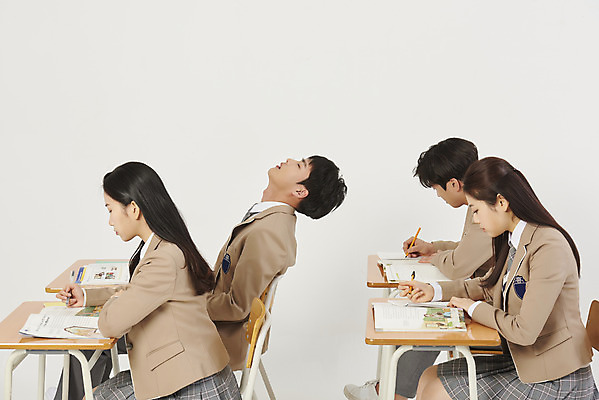 포토 JPG 스튜디오촬영 학생 여자 남자 교복 학교 청소년 고등학생 수업 실내 앉기 여러명 상반신 옆모습 10대 책 친구 스쿨라이프 십대라이프스타일 한국인 잠 집중 책상 고개들기 십대만 베이지색배경 국내포토 라이프스타일 옷 교육 뷰포인트 가구 다수 백그라운드 컨셉 관계 모션 사람 동양인 내부 베이지색 파일형식