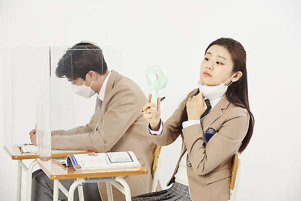 포토 JPG 스튜디오촬영 학생 여자 남자 교복 의자 학교 청소년 고등학생 수업 실내 마스크 들기 앉기 상반신 두명 옆모습 10대 책 친구 스쿨라이프 십대라이프스타일 한국인 잡기 책상 가림막 십대만 베이지색배경 손풍기 코로나바이러스 턱스크 국내포토 라이프스타일 옷 교육 뷰포인트 가구 관계 모션 사람 동양인 내부 선풍기 바이러스 휴대용 베이지색 합성어 파일형식 컬러 생활용품 인종 생활 가전제품 오브젝트 신조어 유행어 유행