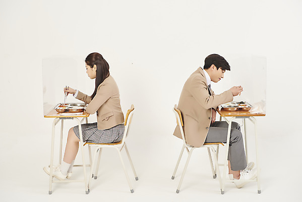 포토 JPG 스튜디오촬영 전신 학생 여자 남자 교복 의자 학교 청소년 고등학생 실내 들기 앉기 두명 옆모습 10대 친구 스쿨라이프 십대라이프스타일 한국인 등돌리기 먹기 책상 가림막 급식 십대만 베이지색배경 코로나바이러스 국내포토 라이프스타일 옷 교육 뷰포인트 가구 백그라운드 관계 모션 사람 동양인 내부 바이러스 베이지색 파일형식