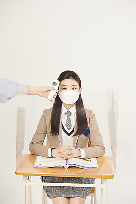 포토 JPG 스튜디오촬영 학생 손 여자 교복 학교 청소년 고등학생 수업 실내 마스크 한명 들기 앉기 상반신 앞모습 신체부위 10대 책 친구 스쿨라이프 십대라이프스타일 체온계 책상 가림막 체온측정 십대여자한명만 베이지색배경 코로나바이러스 비접촉체온계 델타변이바이러스 국내포토 1 라이프스타일 옷 교육 뷰포인트 가구 백그라운드 관계 모션 사람 내부 바이러스 온도계 측정 베이지색 여자한명만 십대여자만 파일형식