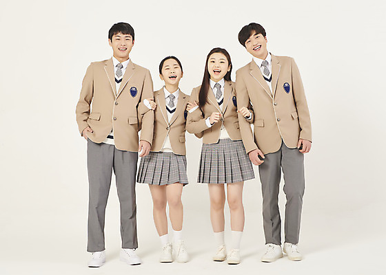 포토 JPG 스튜디오촬영 전신 학생 여자 남자 교복 학교 청소년 고등학생 실내 서기 웃음 여러명 앞모습 10대 친구 스쿨라이프 팔짱 십대라이프스타일 우정 한국인 십대만 베이지색배경 국내포토 라이프스타일 옷 교육 뷰포인트 다수 백그라운드 관계 모션 표정 사람 동양인 내부 베이지색 파일형식
