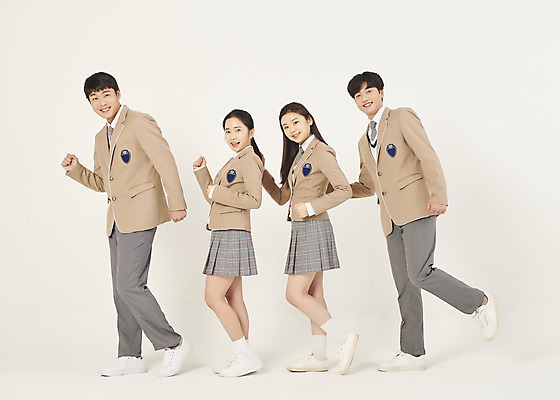 포토 JPG 스튜디오촬영 전신 학생 여자 남자 교복 학교 청소년 고등학생 실내 여러명 옆모습 10대 친구 달리기 스쿨라이프 걷기 십대라이프스타일 우정 한국인 십대만 베이지색배경 국내포토 라이프스타일 옷 교육 뷰포인트 다수 백그라운드 관계 모션 사람 동양인 내부 베이지색 파일형식