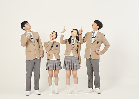 포토 JPG 스튜디오촬영 전신 학생 여자 남자 교복 허리손 학교 청소년 고등학생 실내 서기 여러명 앞모습 10대 친구 스쿨라이프 십대라이프스타일 한국인 올려보기 가리킴 호기심 십대만 베이지색배경 국내포토 라이프스타일 옷 교육 감정 뷰포인트 포즈 다수 백그라운드 컨셉 관계 모션 사람 동양인 손짓 내부 베이지색 파일형식