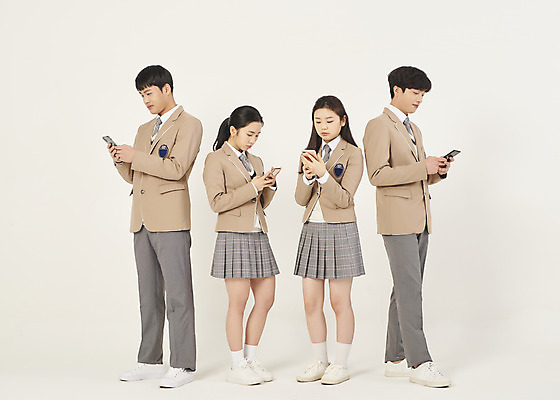 포토 JPG 스튜디오촬영 전신 학생 응시 여자 남자 교복 학교 청소년 고등학생 실내 서기 들기 여러명 앞모습 10대 친구 스마트폰 스쿨라이프 십대라이프스타일 한국인 십대만 베이지색배경 국내포토 라이프스타일 시선 옷 교육 뷰포인트 다수 백그라운드 관계 모션 사람 동양인 내부 핸드폰 스마트기기 베이지색 파일형식
