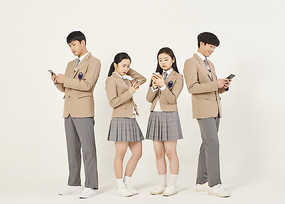 포토 JPG 스튜디오촬영 전신 학생 응시 여자 남자 교복 학교 청소년 고등학생 실내 서기 미소 들기 여러명 앞모습 10대 친구 스마트폰 스쿨라이프 십대라이프스타일 한국인 찡그림 십대만 베이지색배경 국내포토 라이프스타일 시선 옷 교육 뷰포인트 다수 백그라운드 관계 모션 표정 사람 동양인 내부 핸드폰 스마트기기 베이지색 파일형식