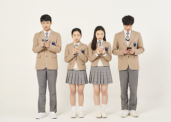 포토 JPG 스튜디오촬영 전신 학생 응시 여자 남자 교복 학교 청소년 고등학생 실내 서기 들기 여러명 앞모습 10대 친구 스마트폰 스쿨라이프 십대라이프스타일 한국인 십대만 베이지색배경 국내포토 라이프스타일 시선 옷 교육 뷰포인트 다수 백그라운드 관계 모션 사람 동양인 내부 핸드폰 스마트기기 베이지색 파일형식