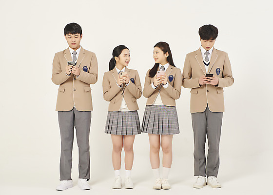 포토 JPG 스튜디오촬영 전신 학생 응시 여자 남자 교복 학교 청소년 고등학생 실내 서기 미소 들기 여러명 앞모습 10대 친구 스마트폰 스쿨라이프 마주보기 십대라이프스타일 한국인 십대만 베이지색배경 국내포토 라이프스타일 시선 옷 교육 뷰포인트 다수 백그라운드 관계 모션 표정 사람 동양인 내부 핸드폰 스마트기기 베이지색 파일형식