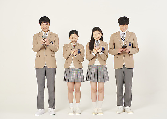 포토 JPG 스튜디오촬영 전신 학생 응시 여자 남자 교복 학교 청소년 고등학생 실내 서기 웃음 들기 여러명 앞모습 10대 친구 스마트폰 스쿨라이프 십대라이프스타일 한국인 십대만 베이지색배경 국내포토 라이프스타일 시선 옷 교육 뷰포인트 다수 백그라운드 관계 모션 표정 사람 동양인 내부 핸드폰 스마트기기 베이지색 파일형식