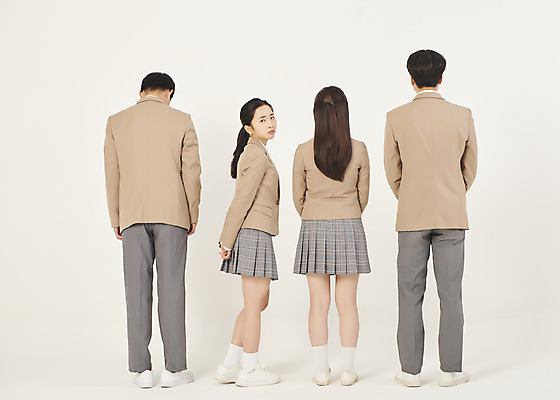 포토 JPG 스튜디오촬영 전신 학생 여자 남자 교복 학교 청소년 고등학생 실내 서기 여러명 옆모습 뒷모습 10대 친구 스쿨라이프 십대라이프스타일 한국인 뒤돌아보기 뾰루퉁 십대만 베이지색배경 국내포토 라이프스타일 옷 교육 뷰포인트 다수 백그라운드 관계 모션 사람 동양인 내부 베이지색 파일형식