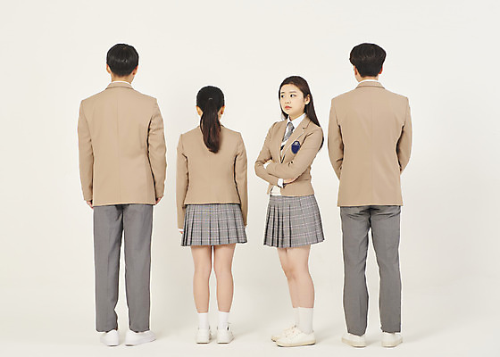 포토 JPG 스튜디오촬영 전신 학생 여자 남자 교복 학교 청소년 고등학생 실내 서기 여러명 옆모습 뒷모습 10대 친구 스쿨라이프 팔짱 십대라이프스타일 한국인 뒤돌아보기 십대만 베이지색배경 국내포토 라이프스타일 옷 교육 뷰포인트 다수 백그라운드 관계 모션 사람 동양인 내부 베이지색 파일형식