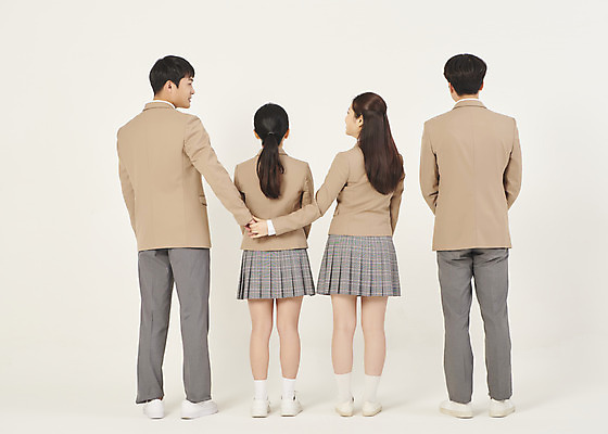 포토 JPG 스튜디오촬영 전신 학생 여자 남자 교복 학교 청소년 고등학생 실내 사랑 서기 여러명 뒷모습 10대 친구 스쿨라이프 손잡기 십대라이프스타일 한국인 연애 삼각관계 십대만 베이지색배경 국내포토 라이프스타일 옷 교육 감정 뷰포인트 다수 백그라운드 관계 모션 사람 동양인 내부 베이지색 파일형식