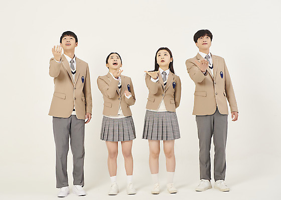 포토 JPG 스튜디오촬영 전신 학생 여자 남자 교복 학교 청소년 고등학생 실내 서기 여러명 앞모습 10대 친구 스쿨라이프 손들기 십대라이프스타일 한국인 올려보기 던지기 십대만 베이지색배경 국내포토 라이프스타일 옷 교육 뷰포인트 다수 백그라운드 관계 모션 사람 동양인 내부 베이지색 파일형식
