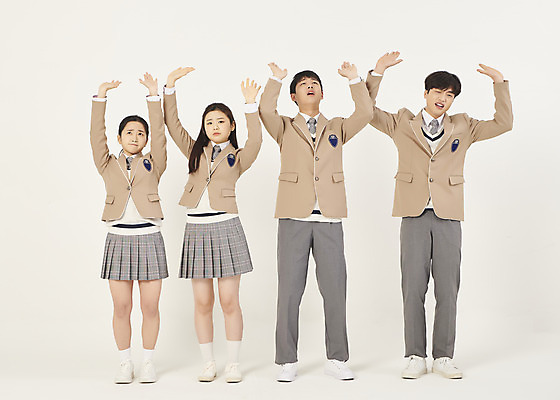 포토 JPG 스튜디오촬영 전신 학생 여자 남자 교복 학교 청소년 고등학생 실내 서기 여러명 앞모습 10대 친구 스쿨라이프 손들기 십대라이프스타일 한국인 찡그림 무거움 십대만 베이지색배경 국내포토 라이프스타일 옷 교육 뷰포인트 다수 백그라운드 관계 모션 표정 사람 동양인 내부 무게 베이지색 파일형식