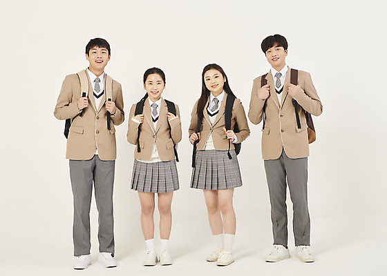 포토 JPG 스튜디오촬영 전신 학생 여자 남자 교복 학교 청소년 고등학생 책가방 실내 서기 미소 여러명 앞모습 10대 친구 스쿨라이프 십대라이프스타일 한국인 잡기 매기 십대만 베이지색배경 국내포토 라이프스타일 옷 교육 뷰포인트 다수 백그라운드 가방 관계 모션 표정 사람 동양인 내부 베이지색 파일형식