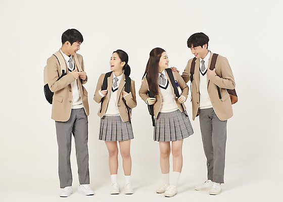 포토 JPG 스튜디오촬영 전신 학생 여자 남자 교복 학교 청소년 고등학생 책가방 실내 서기 웃음 여러명 앞모습 10대 친구 스쿨라이프 마주보기 십대라이프스타일 한국인 매기 십대만 베이지색배경 어깨에손 국내포토 라이프스타일 옷 교육 뷰포인트 다수 백그라운드 가방 관계 모션 표정 사람 동양인 내부 베이지색 파일형식