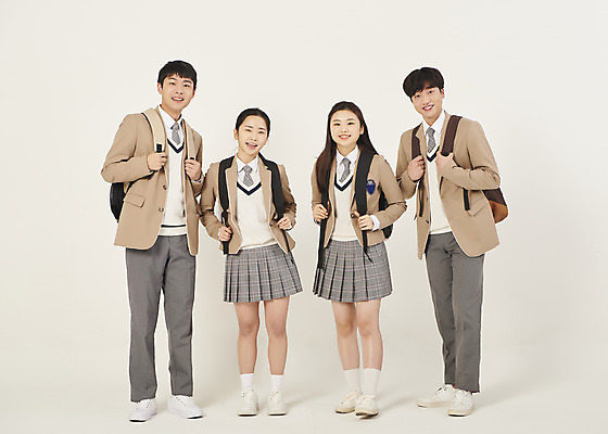 포토 JPG 스튜디오촬영 전신 학생 여자 남자 교복 학교 청소년 고등학생 책가방 실내 서기 미소 여러명 앞모습 10대 친구 스쿨라이프 십대라이프스타일 한국인 잡기 매기 십대만 베이지색배경 국내포토 라이프스타일 옷 교육 뷰포인트 다수 백그라운드 가방 관계 모션 표정 사람 동양인 내부 베이지색 파일형식