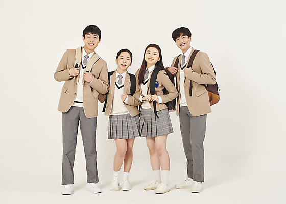 포토 JPG 스튜디오촬영 전신 학생 여자 남자 교복 학교 청소년 고등학생 책가방 실내 서기 미소 여러명 앞모습 10대 친구 스쿨라이프 십대라이프스타일 한국인 잡기 매기 십대만 베이지색배경 국내포토 라이프스타일 옷 교육 뷰포인트 다수 백그라운드 가방 관계 모션 표정 사람 동양인 내부 베이지색 파일형식
