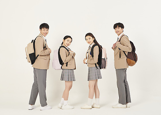 포토 JPG 스튜디오촬영 전신 학생 여자 남자 교복 학교 청소년 고등학생 책가방 실내 서기 미소 여러명 옆모습 10대 친구 스쿨라이프 십대라이프스타일 한국인 뒤돌아보기 매기 십대만 베이지색배경 국내포토 라이프스타일 옷 교육 뷰포인트 다수 백그라운드 가방 관계 모션 표정 사람 동양인 내부 베이지색 파일형식