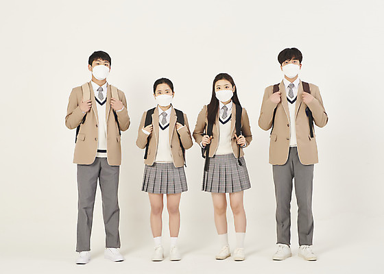 포토 JPG 스튜디오촬영 전신 학생 여자 남자 교복 학교 청소년 고등학생 책가방 실내 마스크 서기 여러명 앞모습 10대 친구 스쿨라이프 십대라이프스타일 한국인 매기 십대만 베이지색배경 코로나바이러스 국내포토 라이프스타일 옷 교육 뷰포인트 다수 백그라운드 가방 관계 모션 사람 동양인 내부 바이러스 베이지색 파일형식