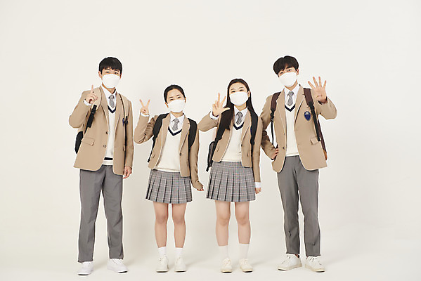 포토 JPG 스튜디오촬영 전신 학생 여자 남자 교복 학교 청소년 고등학생 책가방 실내 마스크 서기 손짓 여러명 앞모습 10대 친구 스쿨라이프 십대라이프스타일 한국인 브이 십대만 베이지색배경 코로나바이러스 국내포토 라이프스타일 옷 교육 뷰포인트 다수 백그라운드 가방 관계 모션 사람 동양인 내부 바이러스 베이지색 파일형식