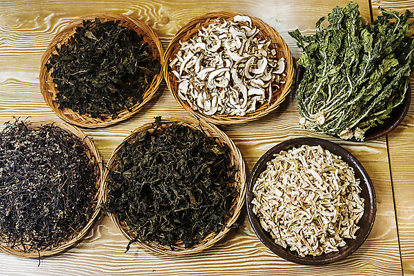 포토 JPG 실내 사람없음 하이앵글 소쿠리 경상북도 담기 나물 문경 나무배경 국내포토 뷰포인트 백그라운드 채소 모션 내부 바구니 경상도 파일형식