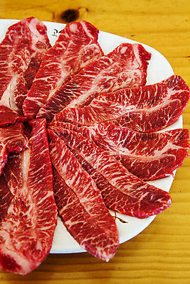 포토 JPG 접시 실내 생고기 사람없음 경상북도 특산물 한우 부채살 의성 나무배경 국내포토 식기 백그라운드 육류 내부 소고기 경상도 파일형식