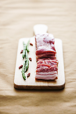 포토 JPG 고추 실내 생고기 돼지고기 사람없음 아웃포커스 삼겹살 나무도마 갈색배경 국내포토 백그라운드 채소 도마 촬영기법 육류 내부 목재 갈색 파일형식