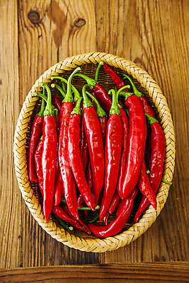 포토 JPG 실내 사람없음 하이앵글 소쿠리 경상북도 담기 특산물 홍고추 나무배경 국내포토 영양군 뷰포인트 백그라운드 모션 고추 내부 바구니 경상도 파일형식