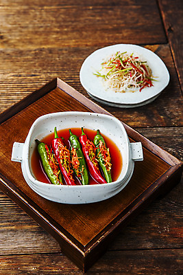 포토 JPG 그릇 고추 실내 사람없음 경상북도 특산물 발효 발효음식 고추김치 나무쟁반 나무배경 국내포토 영양군 식기 음식 백그라운드 채소 김치 쟁반 내부 목재 경상도 파일형식