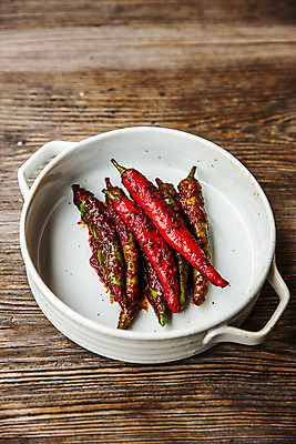 포토 JPG 그릇 고추 실내 사람없음 경상북도 특산물 나무배경 고추장아치 국내포토 영양군 식기 백그라운드 채소 내부 경상도 장아찌 파일형식