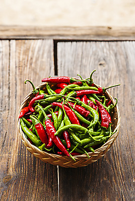 포토 JPG 주간 고추 사람없음 야외 소쿠리 경상북도 담기 특산물 나무배경 국내포토 영양군 자연요소 백그라운드 채소 모션 바구니 경상도 파일형식