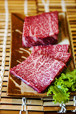 포토 JPG 접시 실내 생고기 사람없음 소고기 경주 경상북도 한우 나무발 국내포토 식기 육류 내부 경상도 파일형식