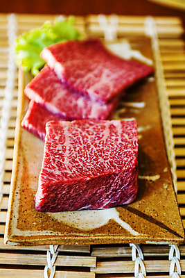 포토 JPG 접시 실내 생고기 사람없음 아웃포커스 소고기 경주 경상북도 한우 나무발 국내포토 식기 촬영기법 육류 내부 경상도 파일형식