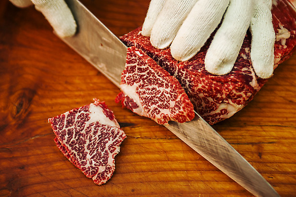 포토 JPG 손 실내 생고기 육류 신체부위 소고기 잡기 자르기 경상북도 한우 식칼 영주 나무배경 국내포토 백그라운드 식재료 모션 주방용품 사람 내부 경상도 파일형식