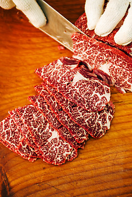 포토 JPG 손 실내 생고기 육류 신체부위 소고기 자르기 경상북도 한우 식칼 영주 나무배경 국내포토 백그라운드 식재료 모션 주방용품 사람 내부 경상도 파일형식