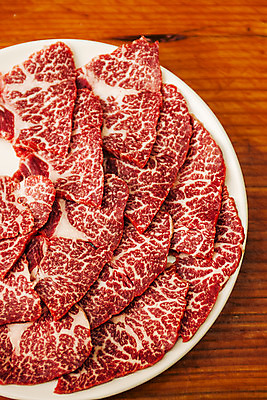 포토 JPG 접시 실내 생고기 사람없음 소고기 경상북도 담기 한우 영주 나무배경 국내포토 식기 백그라운드 모션 육류 내부 경상도 파일형식