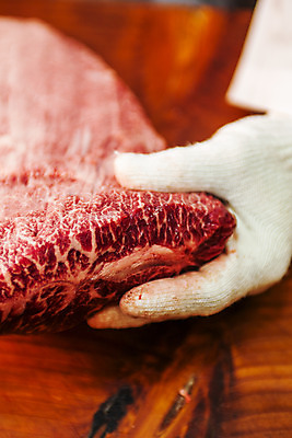 포토 JPG 손 실내 생고기 아웃포커스 신체부위 소고기 잡기 경상북도 한우 영주 나무배경 국내포토 백그라운드 모션 촬영기법 육류 사람 내부 경상도 파일형식