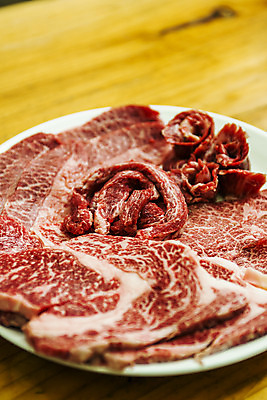 포토 JPG 접시 실내 생고기 사람없음 소고기 경상북도 담기 한우 영주 나무배경 국내포토 식기 백그라운드 모션 육류 내부 경상도 파일형식