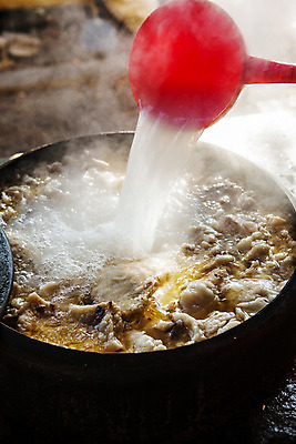 포토 JPG 전통 실내 사람없음 아웃포커스 붓기 연기 가마솥 경상북도 국자 육수 국밥 끓이기 영주 국내포토 한식 모션 주방용품 촬영기법 내부 솥 경상도 파일형식