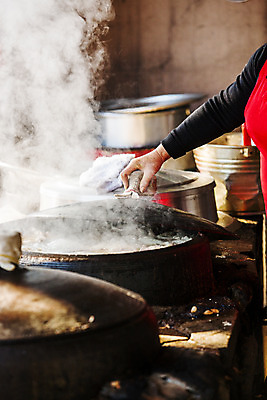포토 JPG 전통 손 실내 들기 신체부위 뚜껑 연기 가마솥 경상북도 국밥 영주 국내포토 한식 모션 사람 내부 솥 경상도 파일형식