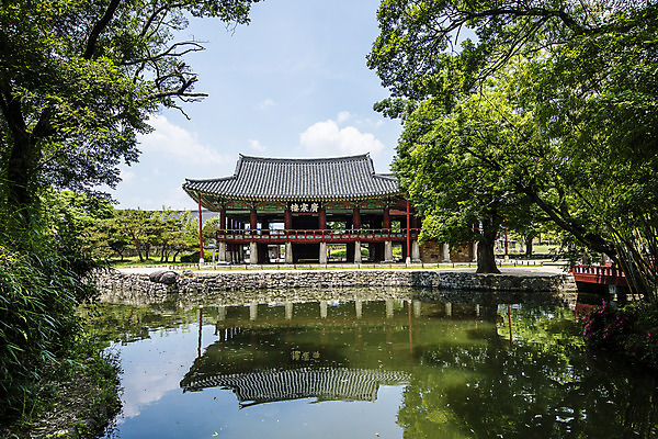 포토 JPG 주간 나무 구름 고건축 하늘 사람없음 야외 연못 전라북도 광한루 남원 국내포토 자연요소 식물 건축물 전라도 파일형식
