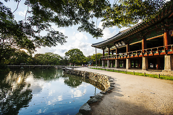 포토 JPG 주간 나무 구름 고건축 사람없음 야외 연못 전라북도 광한루 남원 국내포토 자연요소 식물 건축물 전라도 파일형식