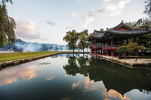 포토 JPG 주간 나무 구름 고건축 하늘 사람없음 야외 연못 전라북도 정자 광한루 남원 국내포토 자연요소 식물 건축물 전라도 파일형식